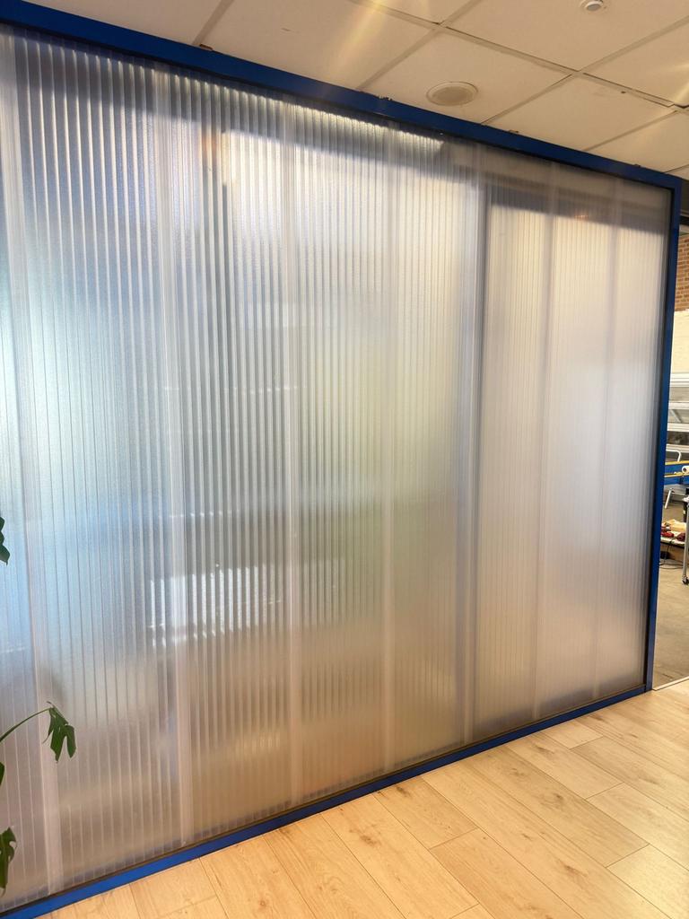 Polycarbonaat wand Lichtdoorlatend en duurzaam, gedemonteerd, Doe-het-zelf en Verbouw, Platen en Panelen, Ophalen, Gebruikt, Overige materialen
