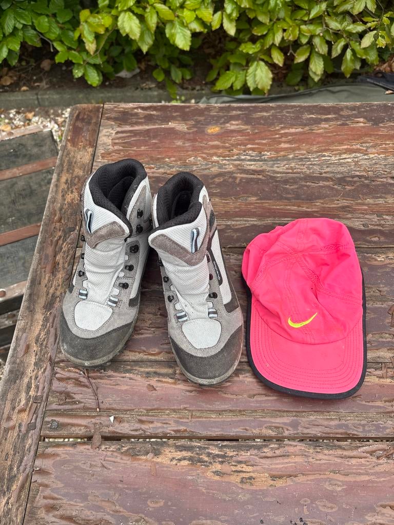 Quechua wandelschoenen maat 39 met petje, Ophalen, Zo goed als nieuw, Schoenen