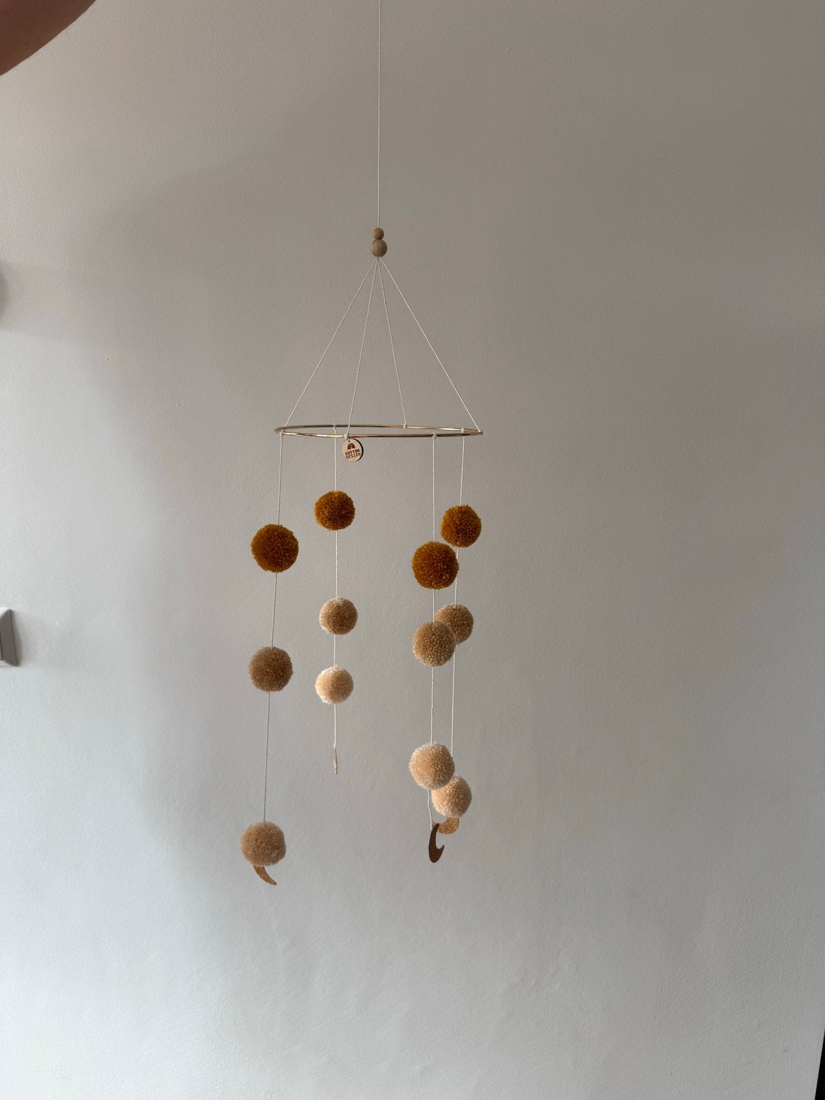 Mooie handgemaakte mobiel met katoenen balletjes en maantjes, Ophalen, Nieuw