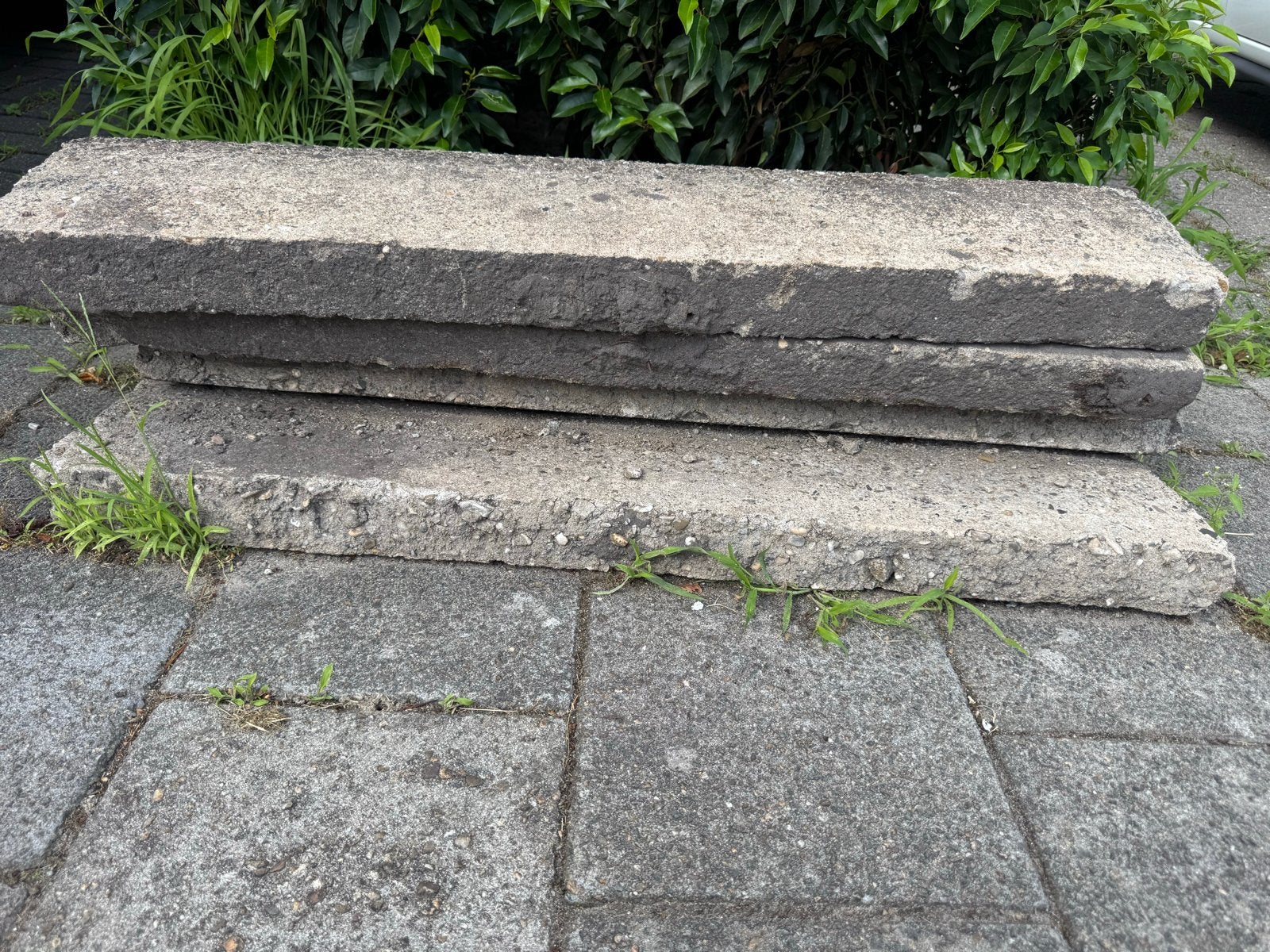 Gratis af te halen: Gebruikte opsluitbanden, Tuin en Terras, Ophalen, Gebruikt, Minder dan 5 m², Beton