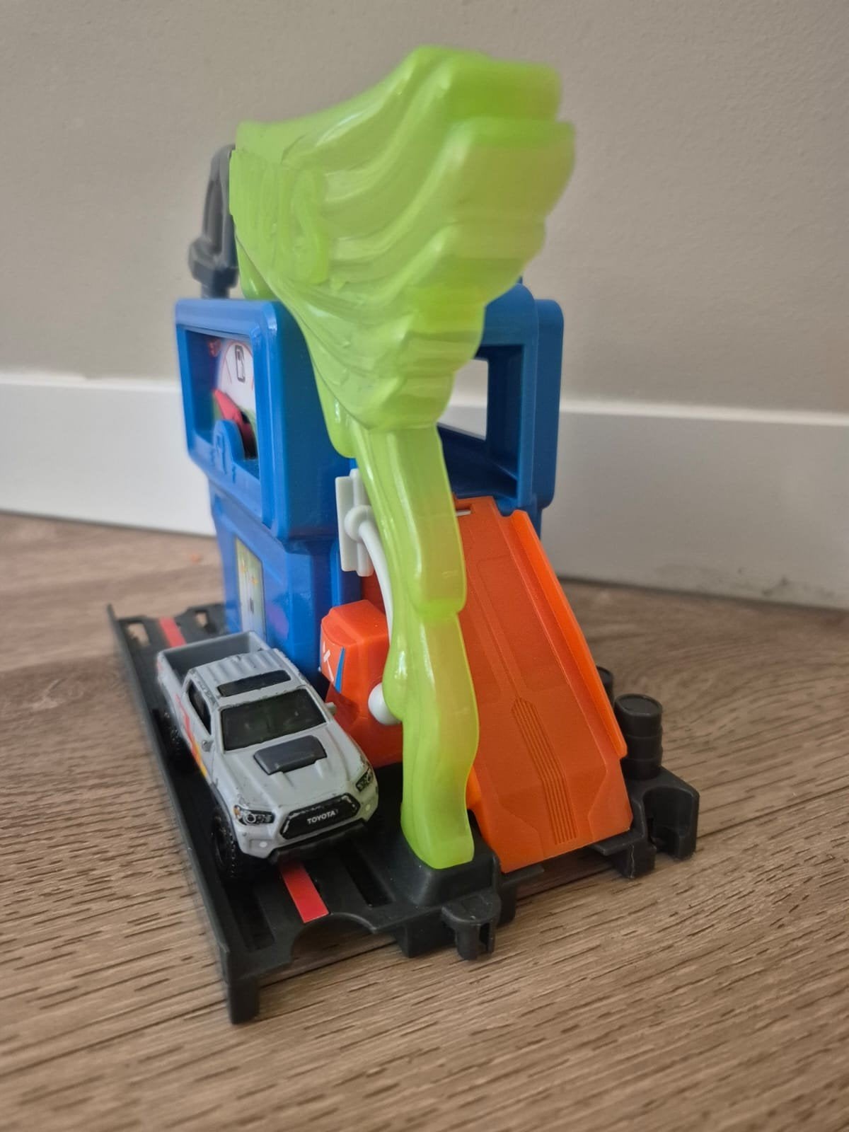 Hot Wheels tankstation met auto, Ophalen of Verzenden, Gebruikt