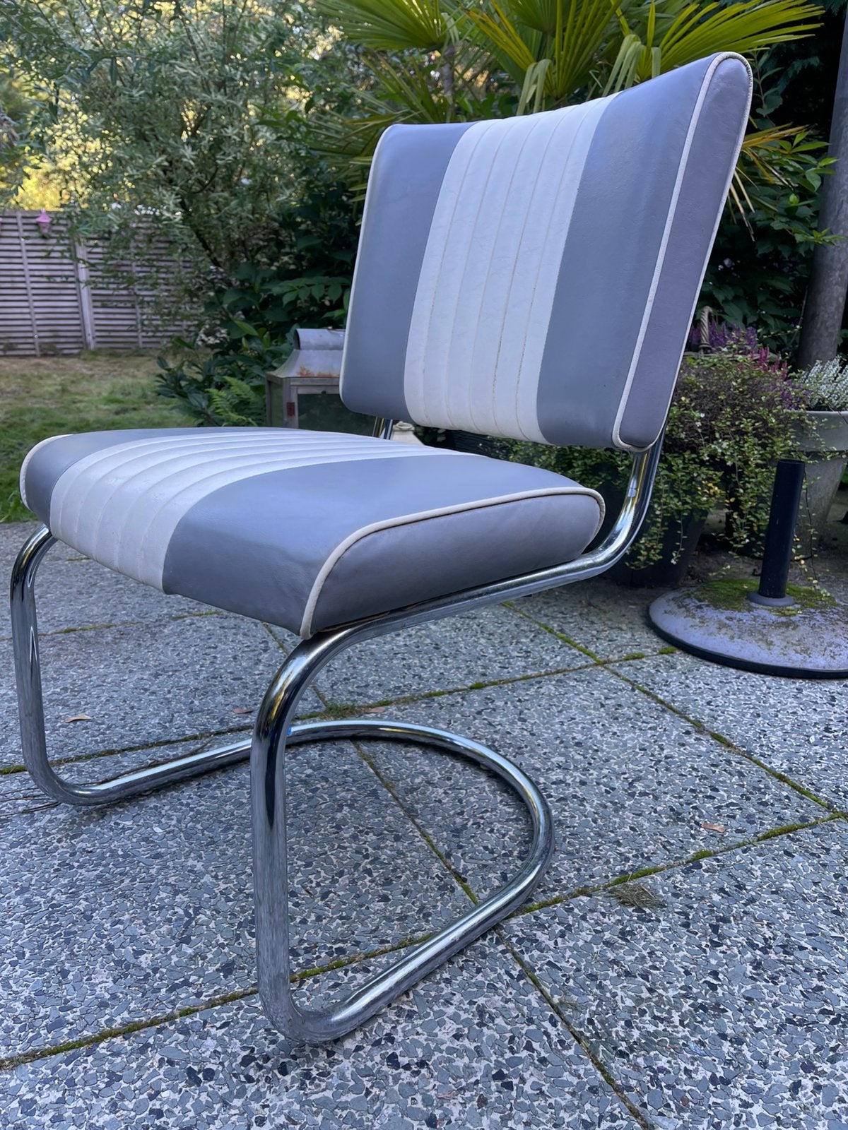 Retro vintage stoel grijs-wit met chromen metalen onderste, Ophalen, Gebruikt, Grijs, Eén