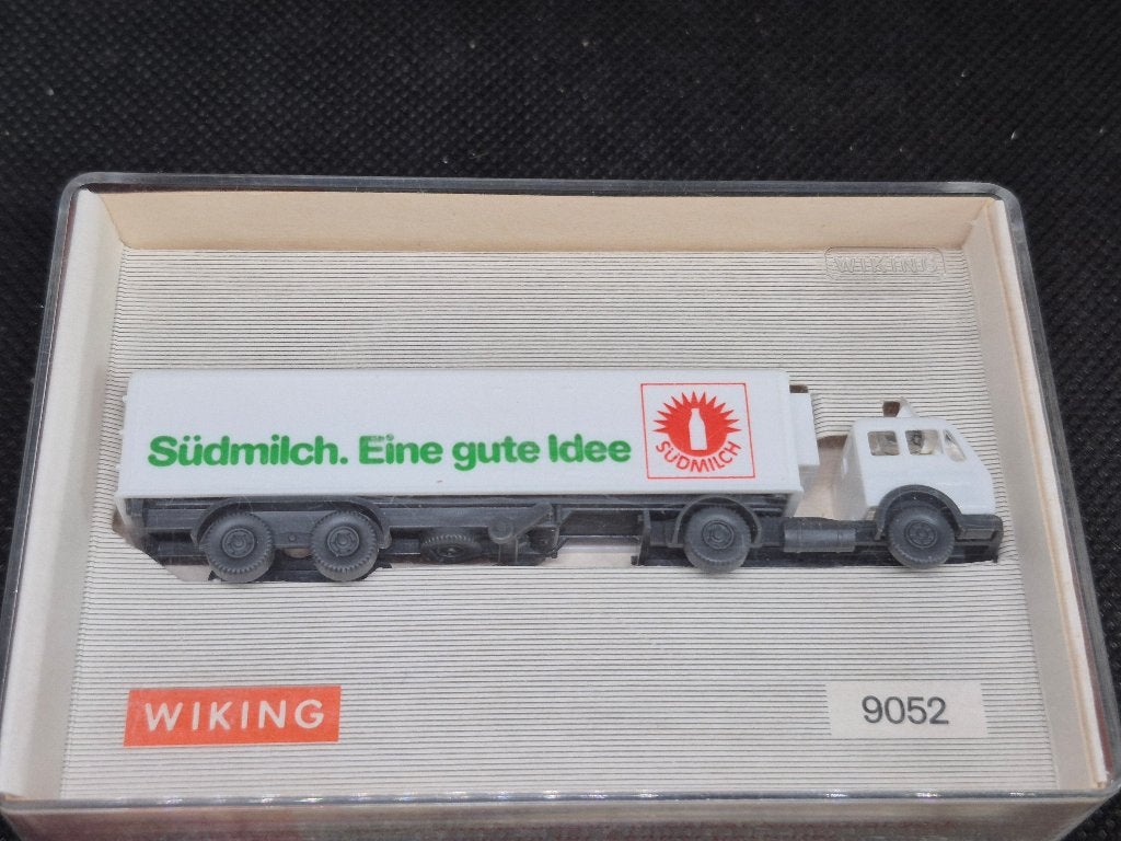 Wiking 9052 - Mercedes met koeloplegger "Südmilch" (16477), Overige merken, Gelijkstroom, Overige typen, Ophalen of Verzenden
