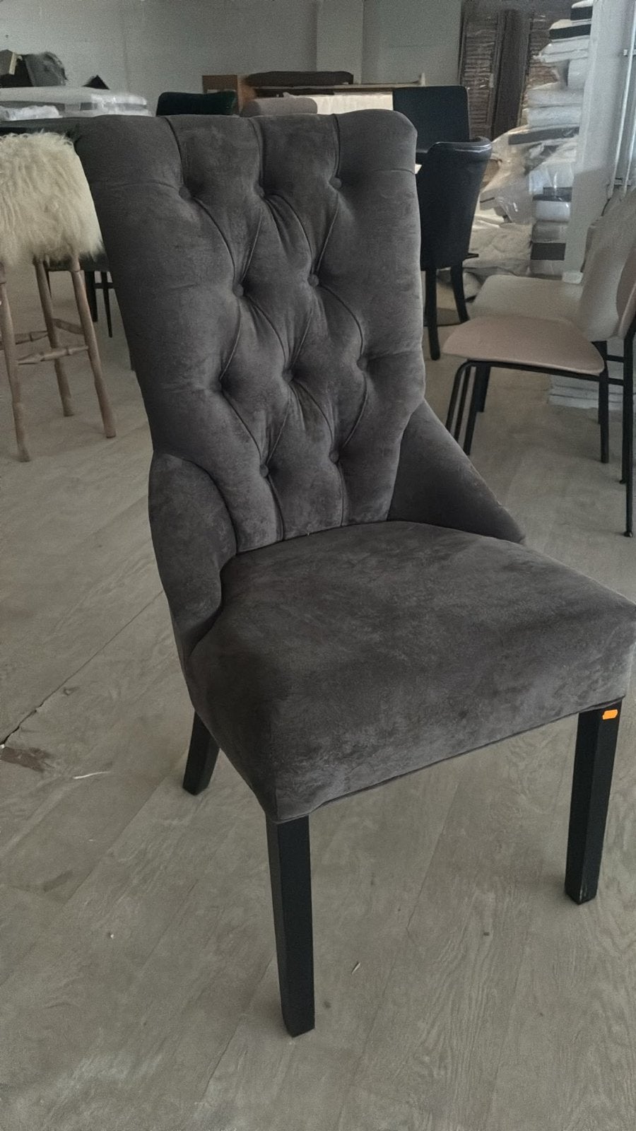 Luxe Marq Eetkamerstoel - Antraciet Velvet Gecapitonneerd, Huis en Inrichting, Ophalen, Zo goed als nieuw, Hout, Eén