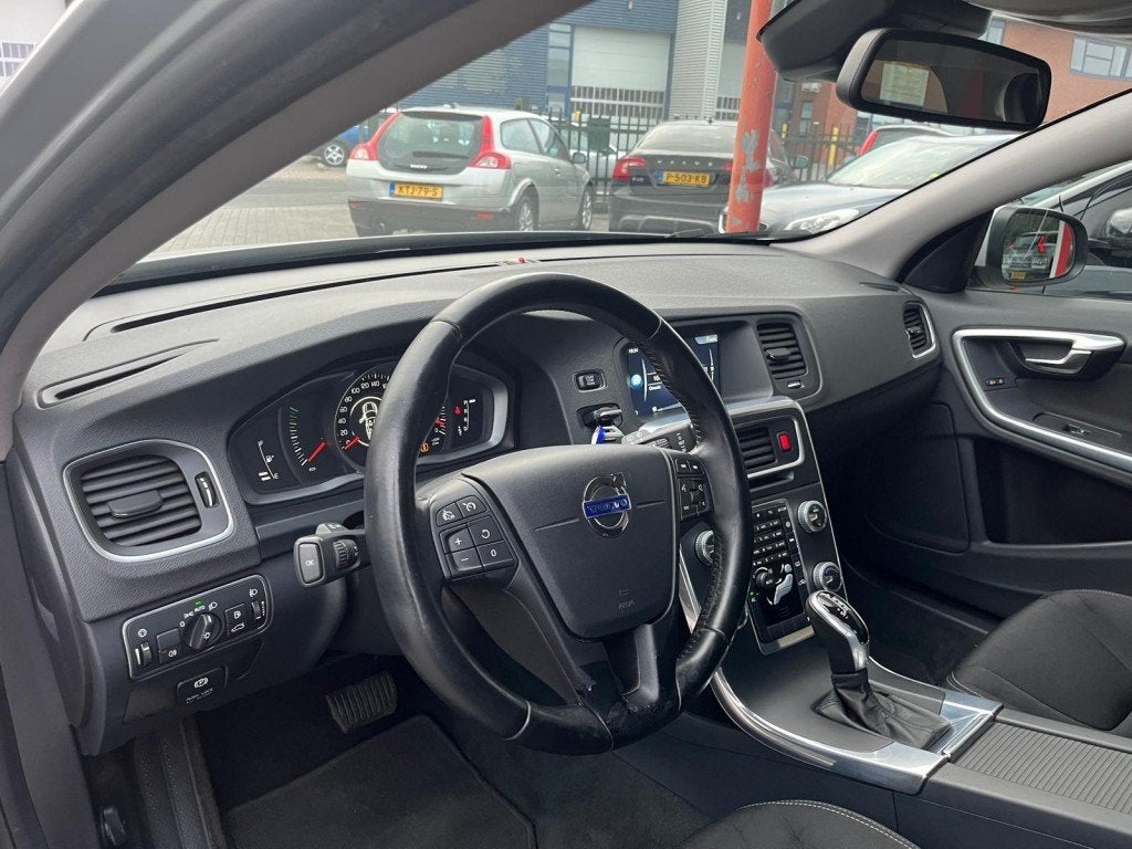 Volvo V60 1.6 T3 Momentum Automaat  150 PK  Bluetooth  Navi, Auto's, Voorwielaandrijving, Gebruikt, 4 cilinders, 150 pk