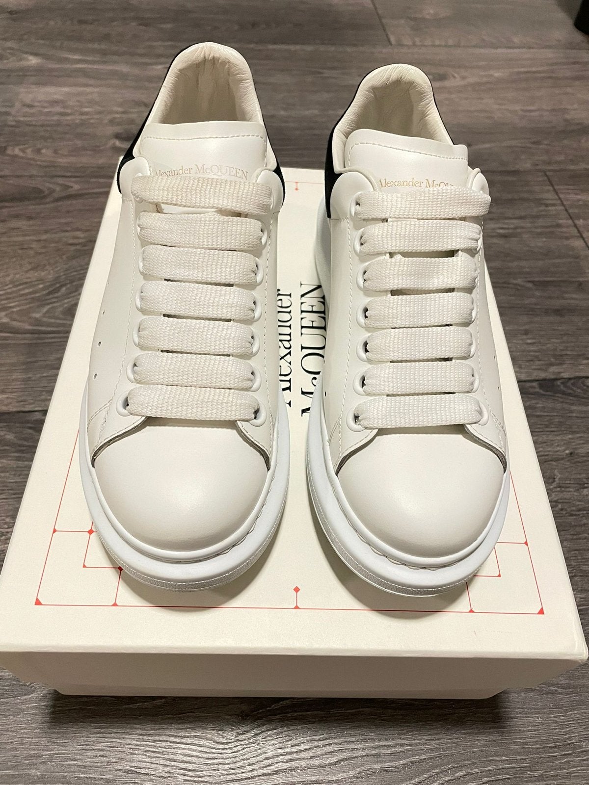 Alexander McQueen Sneakers - Wit met Zwart Detail, Kleding | Dames, Ophalen of Verzenden, Zo goed als nieuw, Wit, Sneakers of Gympen