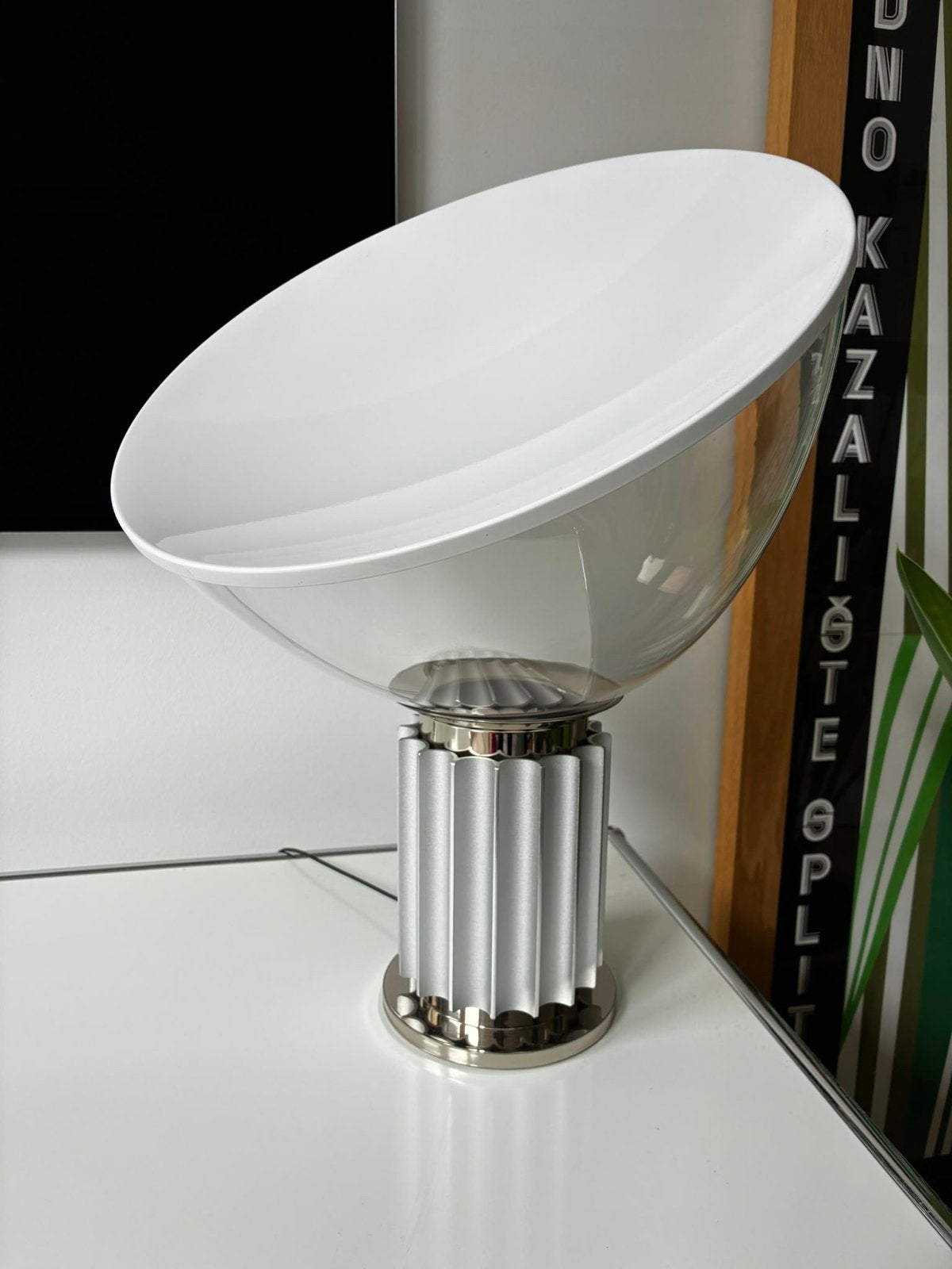 Flos Taccia Small Tafellamp - Tijdloos Design, Huis en Inrichting, Lampen | Tafellampen, Ophalen, Flos, Minder dan 50 cm, Glas
