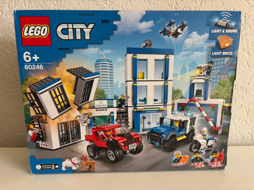 LEGO city politiebureau 60246, Ophalen of Verzenden, Zo goed als nieuw