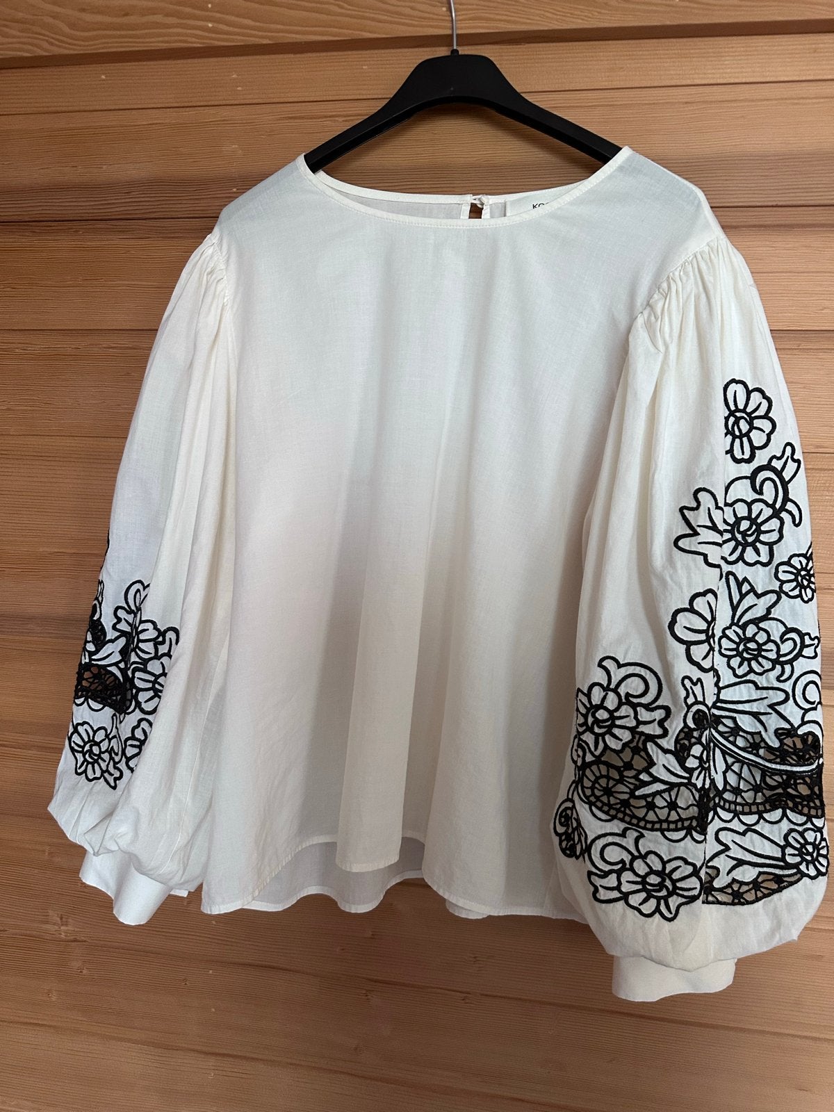 Kocca Witte Blouse met Geborduurde Mouwen Maat M, Ophalen of Verzenden, Zo goed als nieuw, Maat 38/40 (M), Wit
