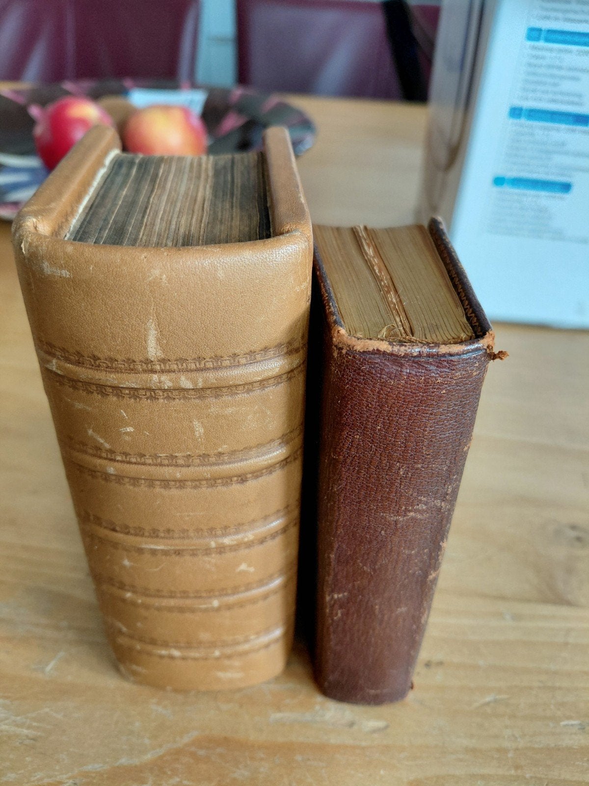 2 NOG ZEER MOOIE MET LEDEREN KAFT ZIJNDE ANTIEK BIJBEL .
DE, Ophalen of Verzenden