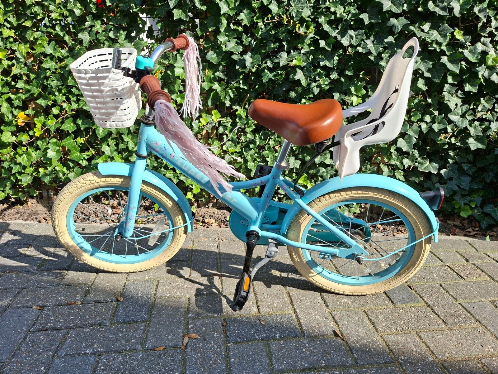 Kinderfiets 16 inch met zijwieltjes en zitje, Fietsen en Brommers, Ophalen, Terugtraprem, Zijwieltjes, SuperSuper