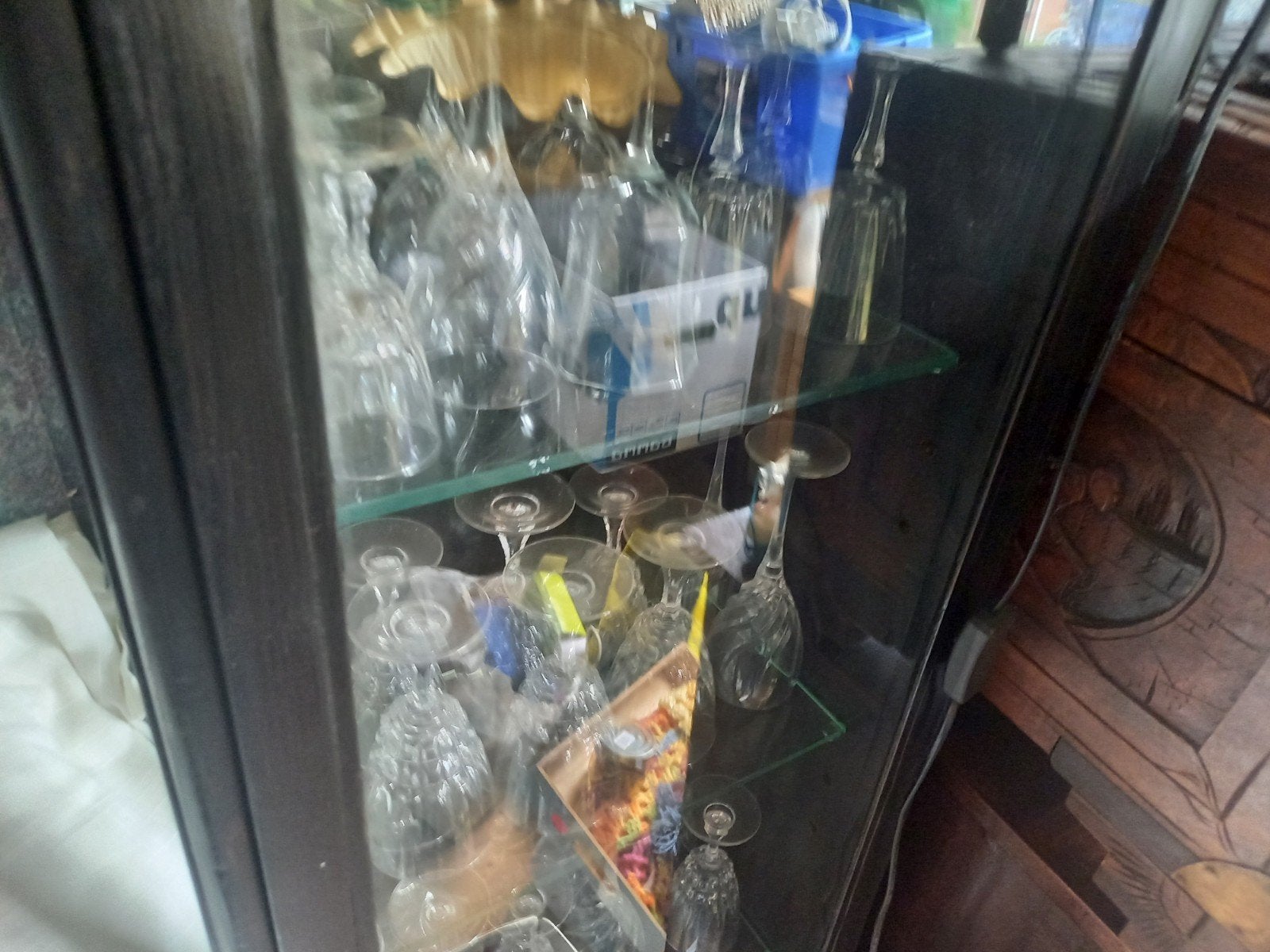Glazen vitrinekast met inhoud, Ophalen of Verzenden