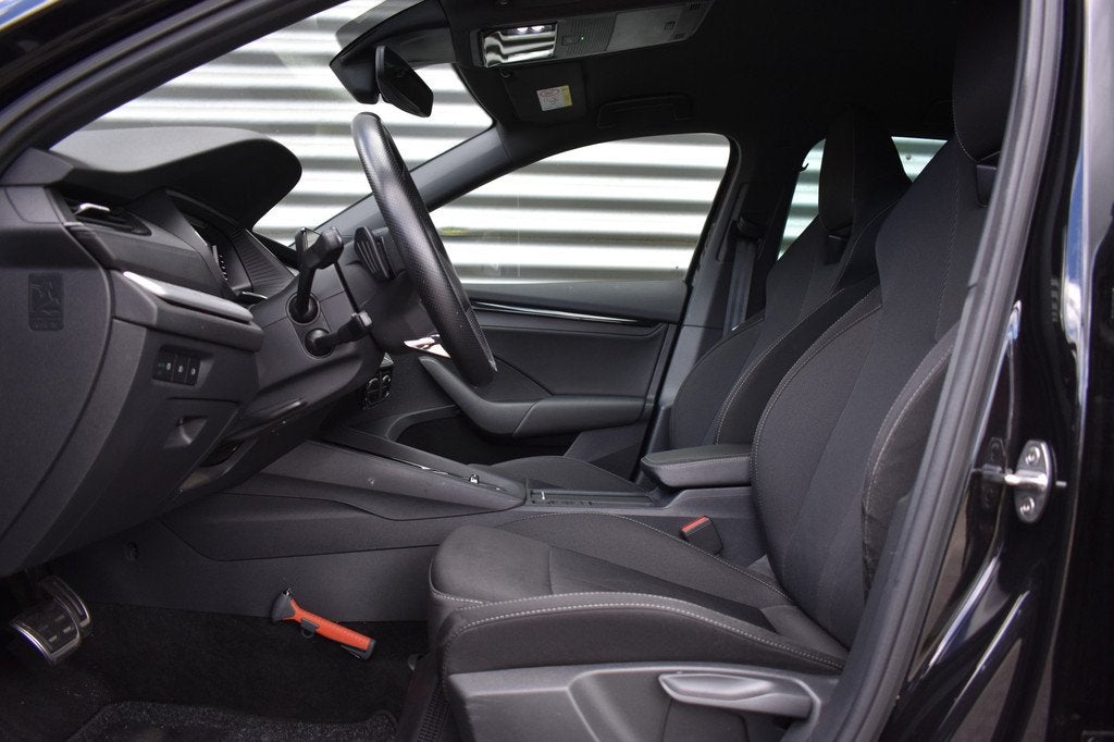 Skoda Octavia Combi 1.0 e-TSI Sport Business LED | Carplay |, Auto's, Skoda, Stof, Gebruikt, 1257 kg, Zwart