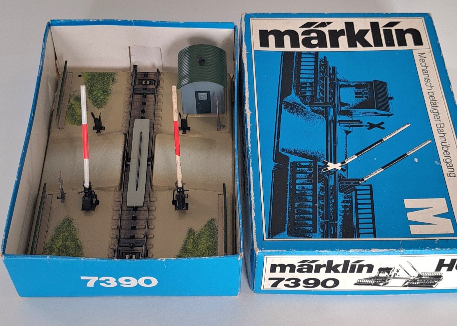 Marklin 7390 mechanische overweg, Hobby en Vrije tijd, Wisselstroom, Wagon, Ophalen of Verzenden, Zo goed als nieuw