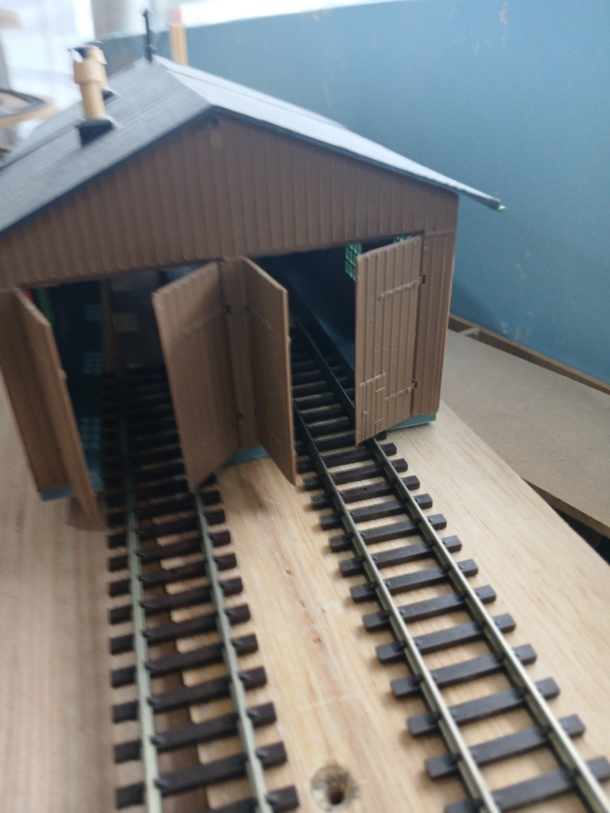 Grote loods voor 2 treinen - HO spoorbaan, Ophalen of Verzenden, Gebruikt, Brug, Tunnel of Gebouw