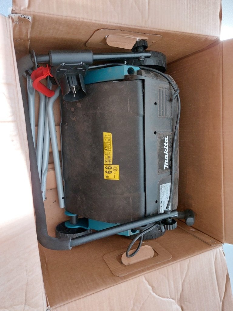 Makita UV3200 elektrisch verticuteermachine, Ophalen, Gebruikt, Elektrisch, MAKITA