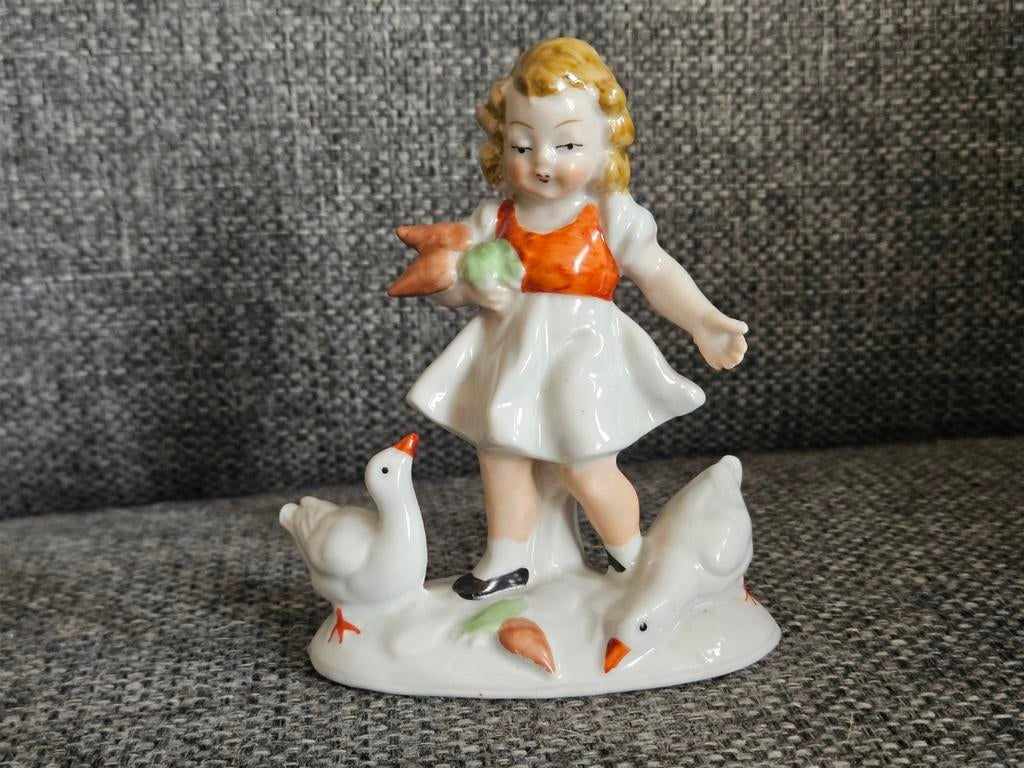 Vintage Porseleinen Beeldje: Meisje met Ganzen, Antiek en Kunst, Antiek | Porselein, Ophalen of Verzenden