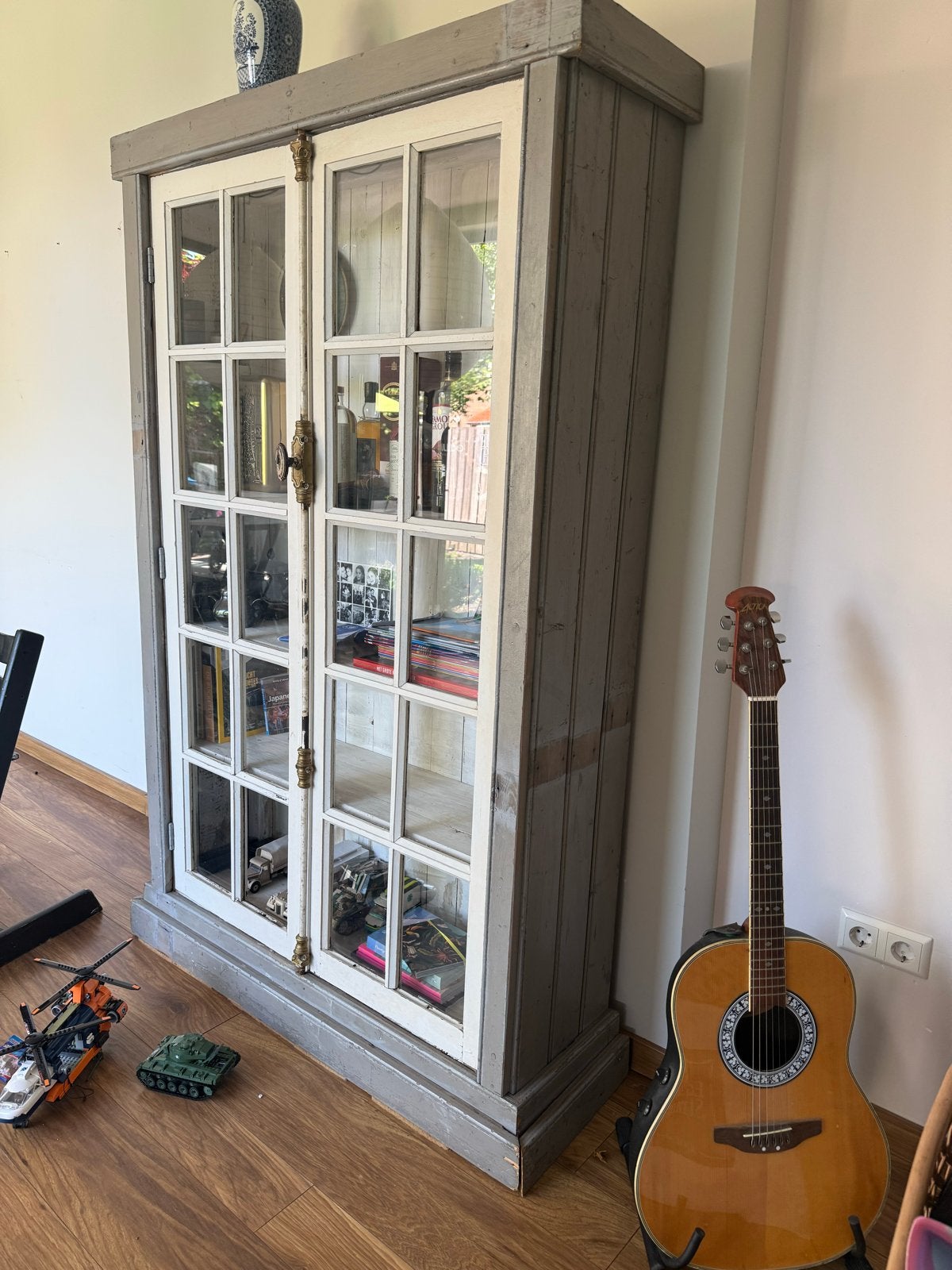 Unieke vitrinekast met glazen deuren en planken, Huis en Inrichting, Kasten | Buffetkasten, Ophalen, Gebruikt, 100 tot 150 cm