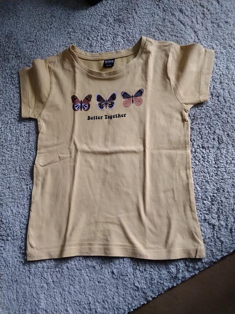 Geel kinder T-shirt met vlinders en tekst mt 116, Kinderen en Baby's, Kinderkleding | Maat 116, Gebruikt, Meisje, Kids, Ophalen of Verzenden