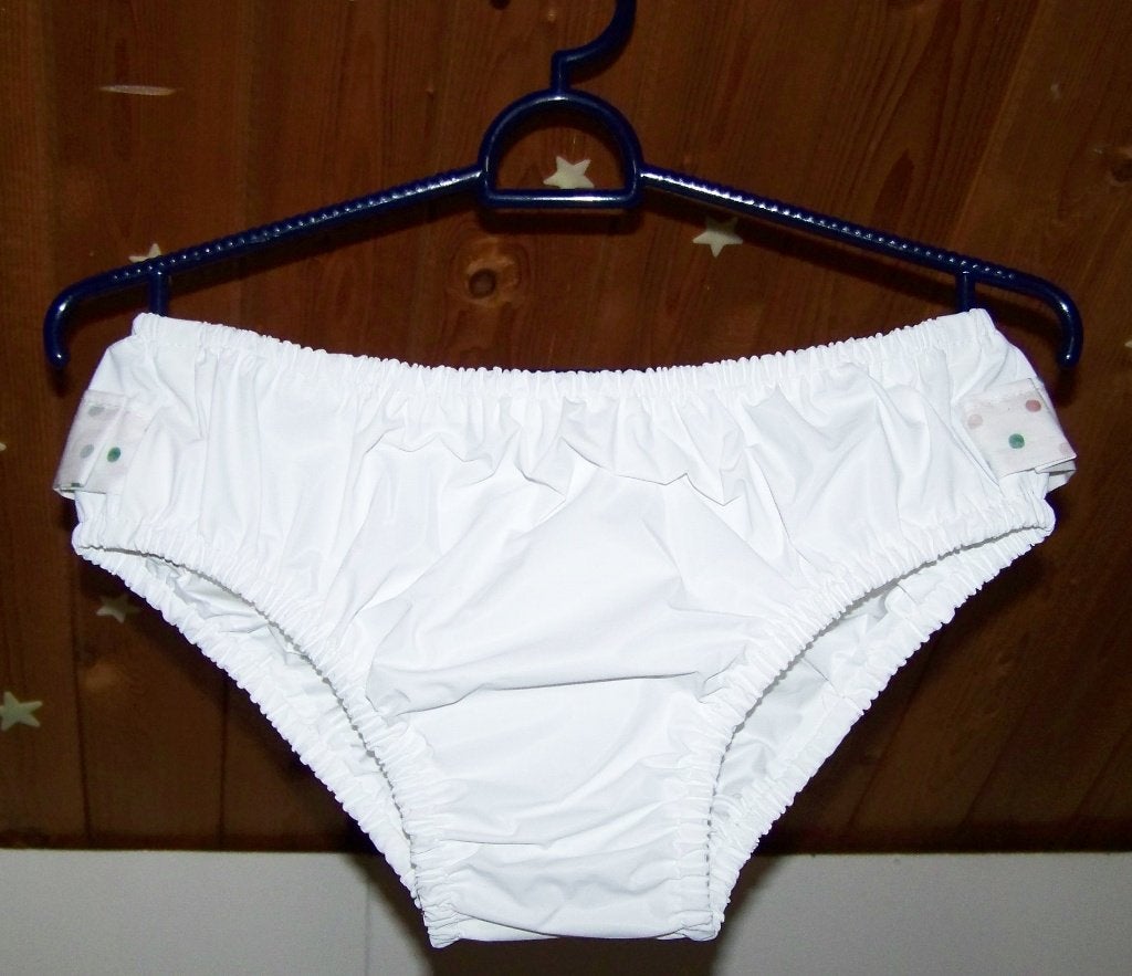 plastic broek model Tanga maat M kleur wit met ruches., Diversen, Verzenden, Nieuw