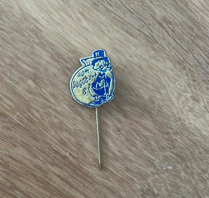 Metalen speldje Oom Dagobert (blauw), Ophalen of Verzenden, Gebruikt, Figuurtje, Speldje of Pin