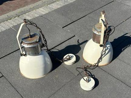 Twee indusriele lampen, Ophalen