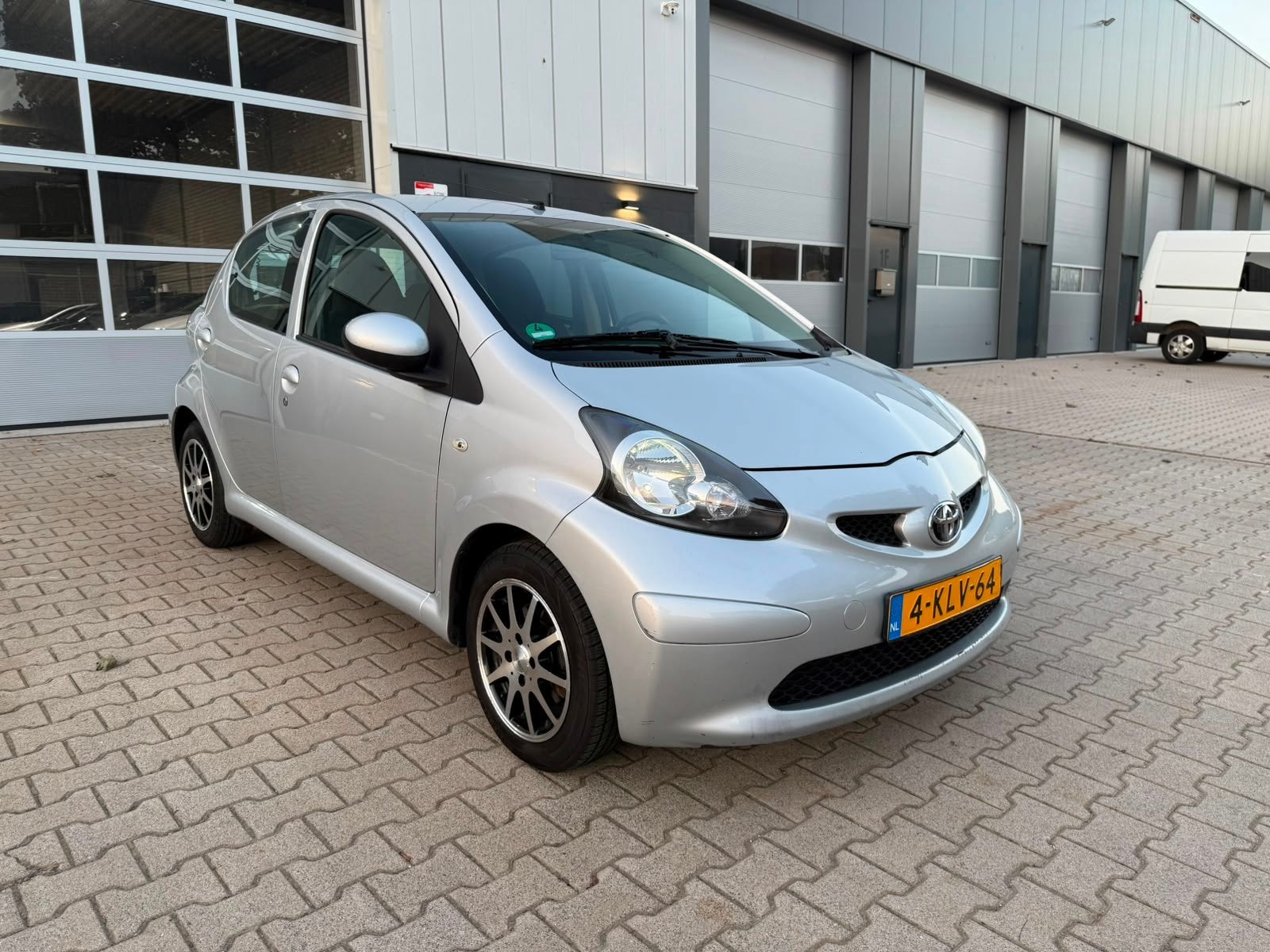 Toyota Aygo 1.0 Zilver 5D Airco Sport Velgen Topstaat Dealer, Dealer onderhouden, Stof, Gebruikt, Zwart