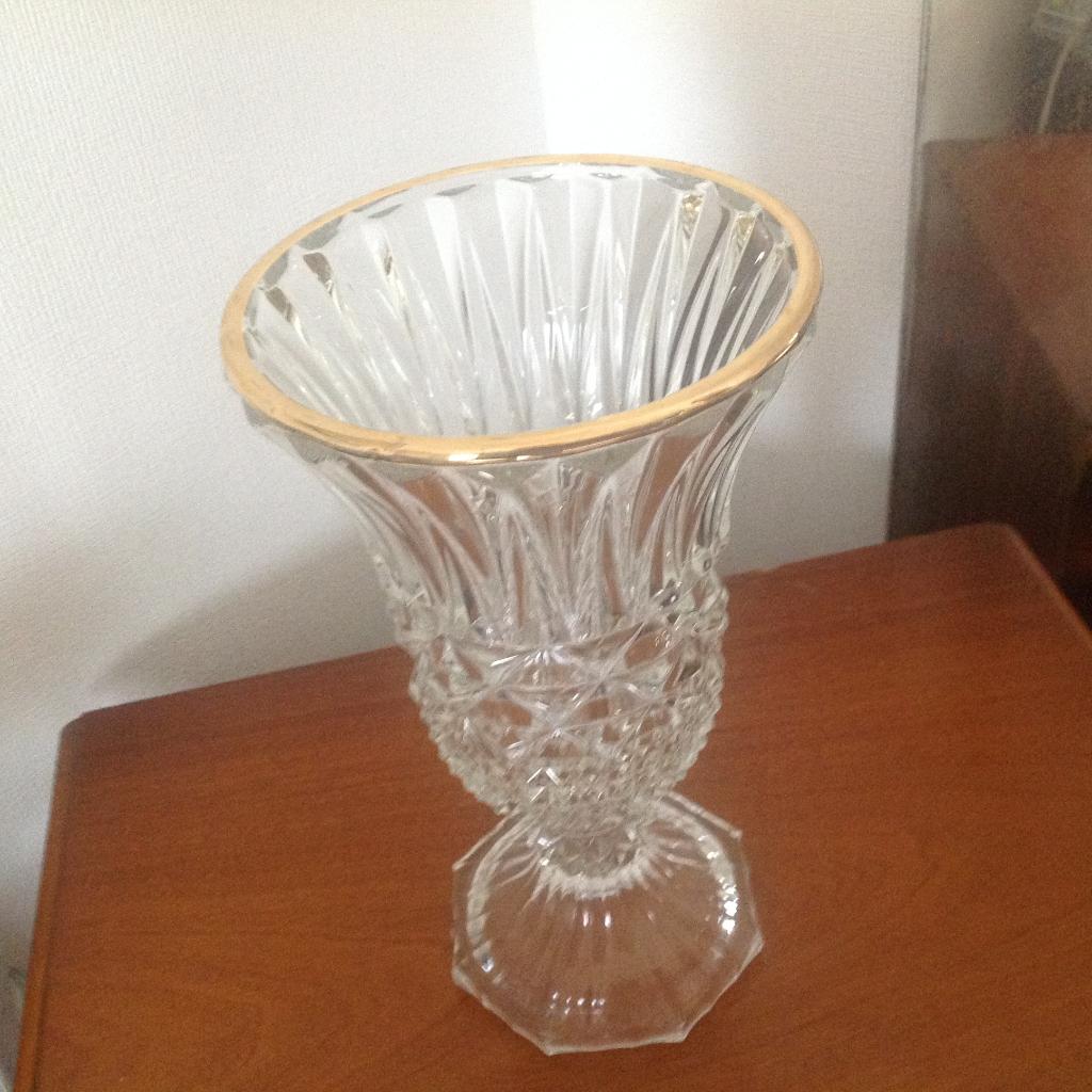 vaas in kristal met gouden randje Hoogte 26cm, Overige kleuren, Ophalen of Verzenden, Minder dan 50 cm, Glas