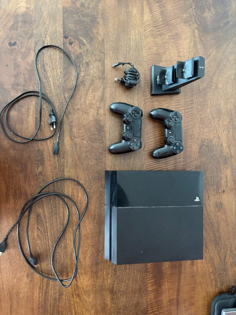 Playstation 4 met 2 controllers en oplaadstation, Spelcomputers en Games, Spelcomputers | Sony PlayStation 4, Ophalen, Met 2 controllers