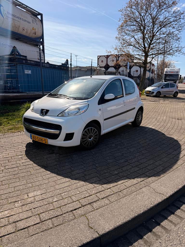 Peugeot 107 1.0 12V 5DR 2012 Wit, Auto's, Voorwielaandrijving, 4 stoelen, Origineel Nederlands, Bedrijf