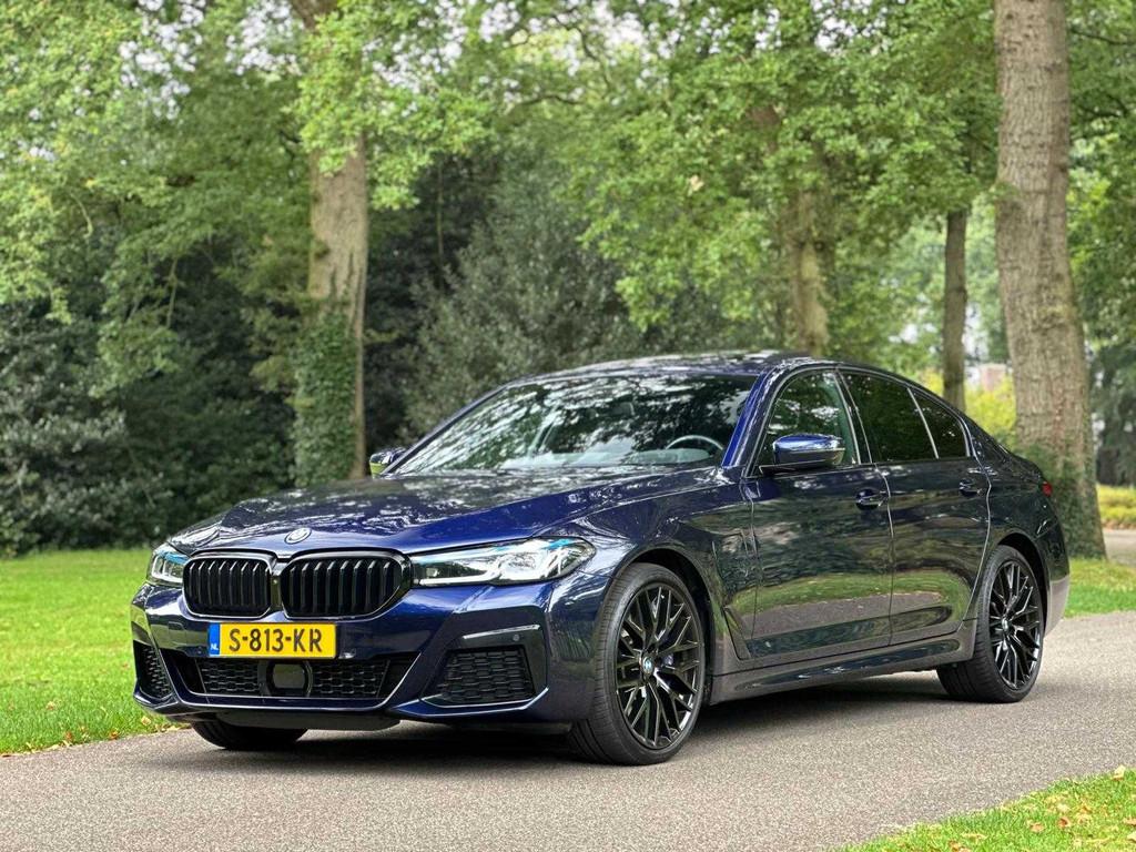 BMW - 2022 - 5-serie - 545e xD Bns Edit.+ - S-813-KR, Auto's, BMW, Automaat, Gebruikt, Euro 6, 2000 kg