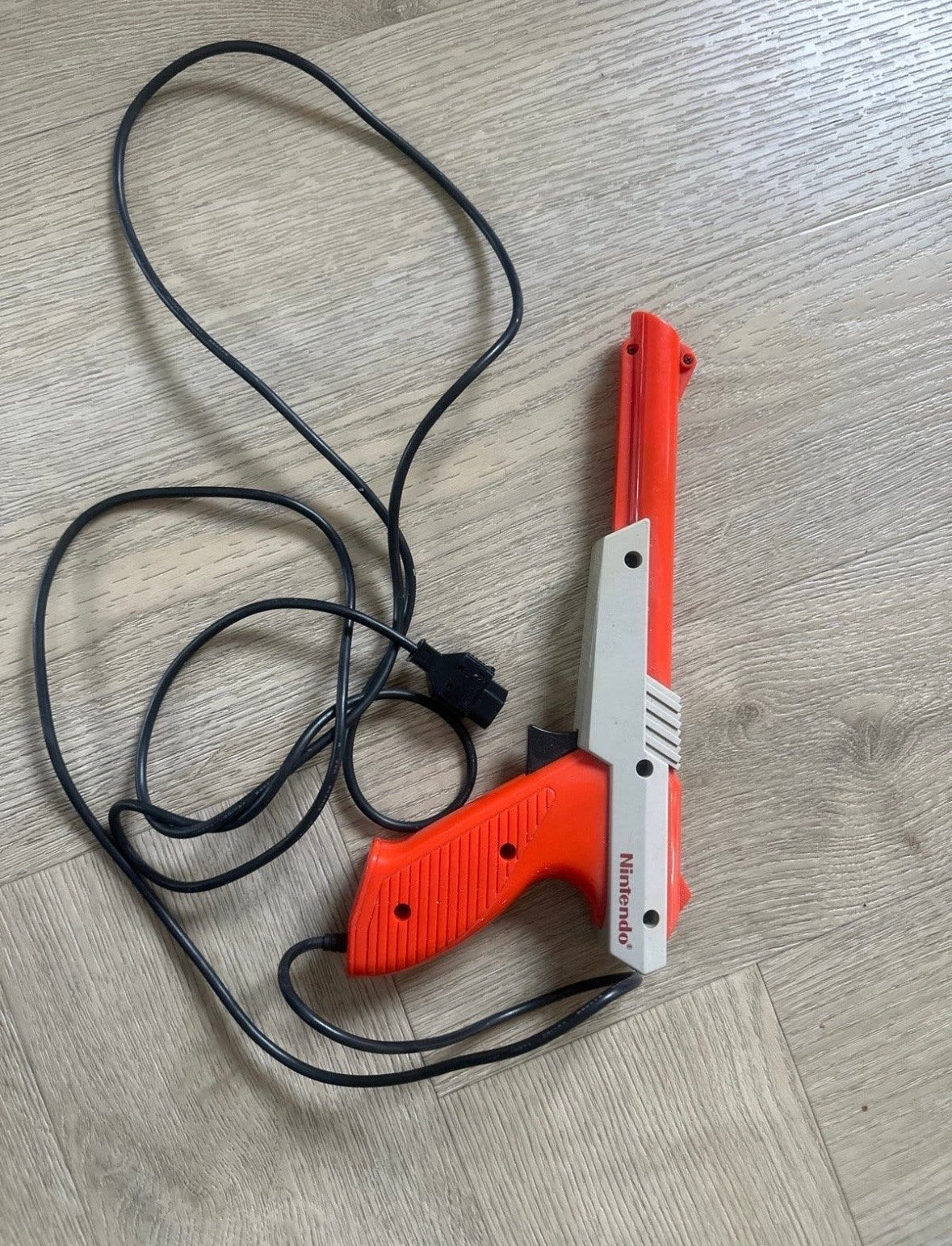 Nintendo Zapper (NES-005) uit 1985 - Vintage Lichtpistool, Ophalen of Verzenden, Gebruikt, Met 1 controller, Met zapper/pistool