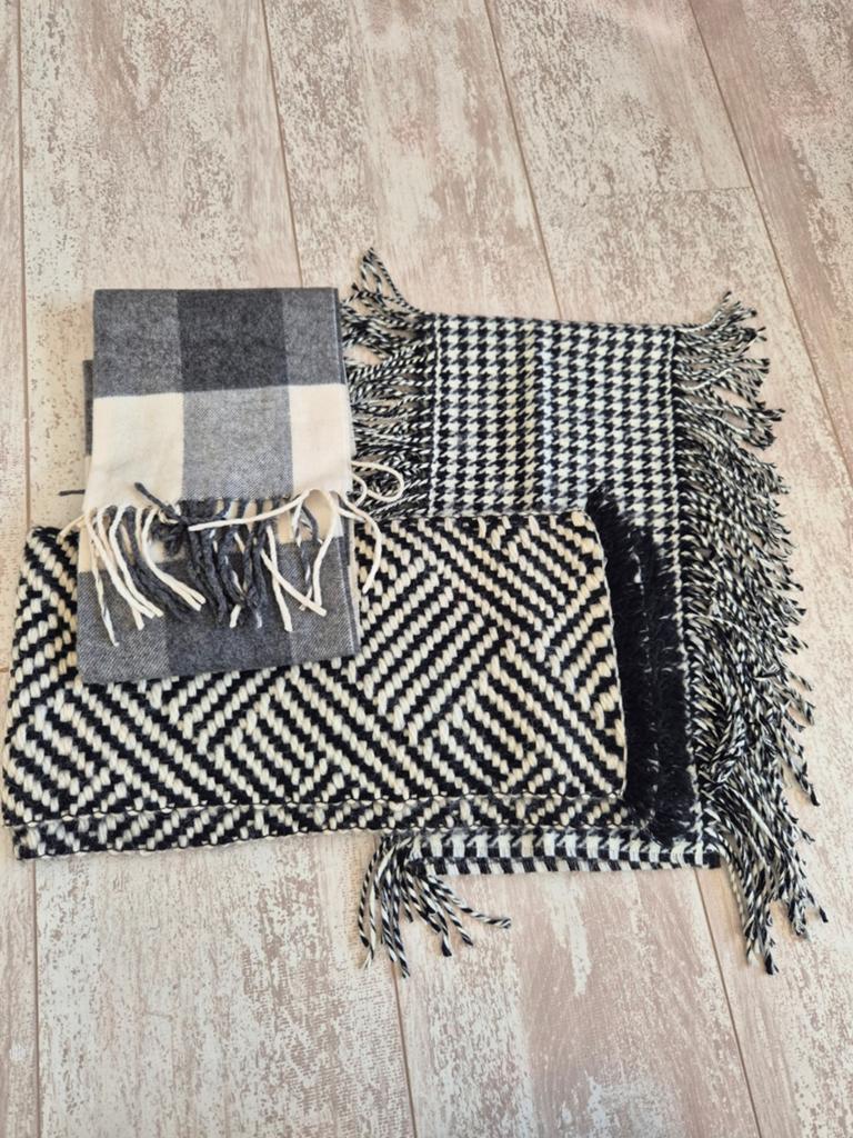 Zwart, wit, gijze wollige sjaals., Kleding | Dames, Mutsen, Sjaals en Handschoenen, Ophalen of Verzenden, Zo goed als nieuw, Maat 46/48 (XL) of groter