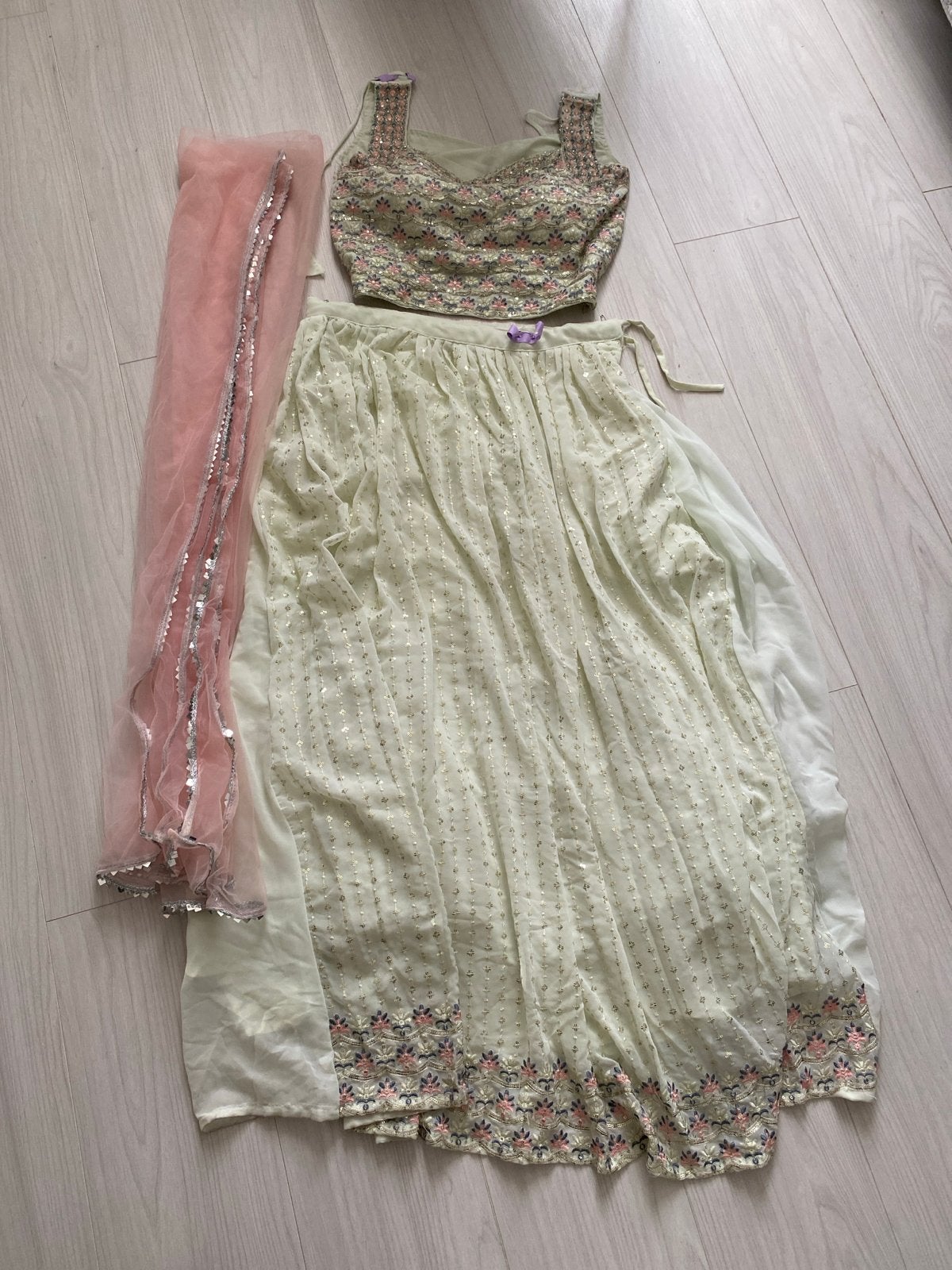 Prachtige Indiase Lehenga Choli met borduurwerk, Maat 38/40 (M), Ophalen of Verzenden, Zo goed als nieuw, Onder de knie