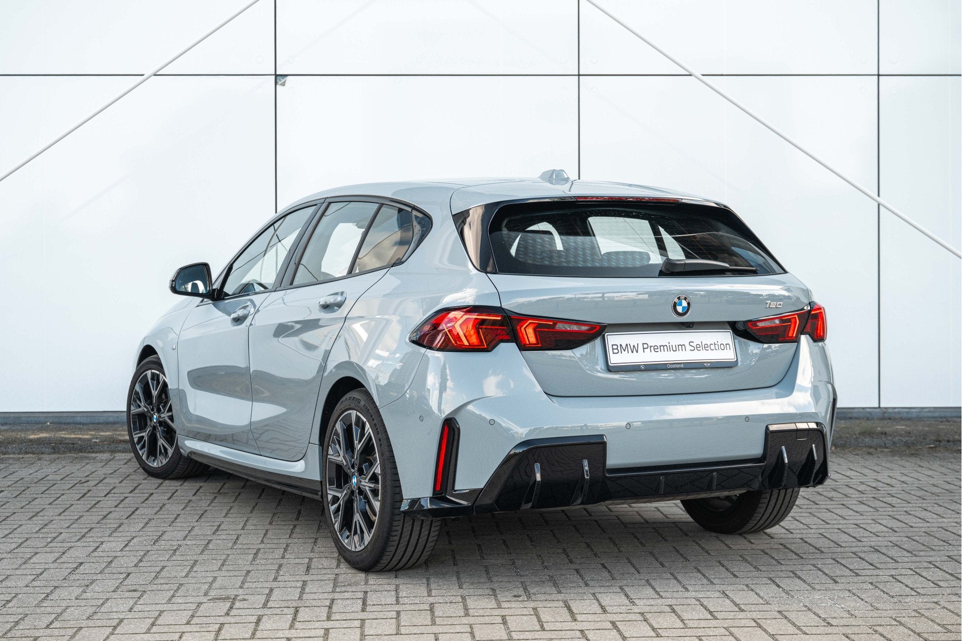 BMW 1 Serie 120 M Sport Automaat / Sportstoelen / Achteruitr, Auto's, Dealer onderhouden, Gebruikt, 156 pk, Met garantie (alle)