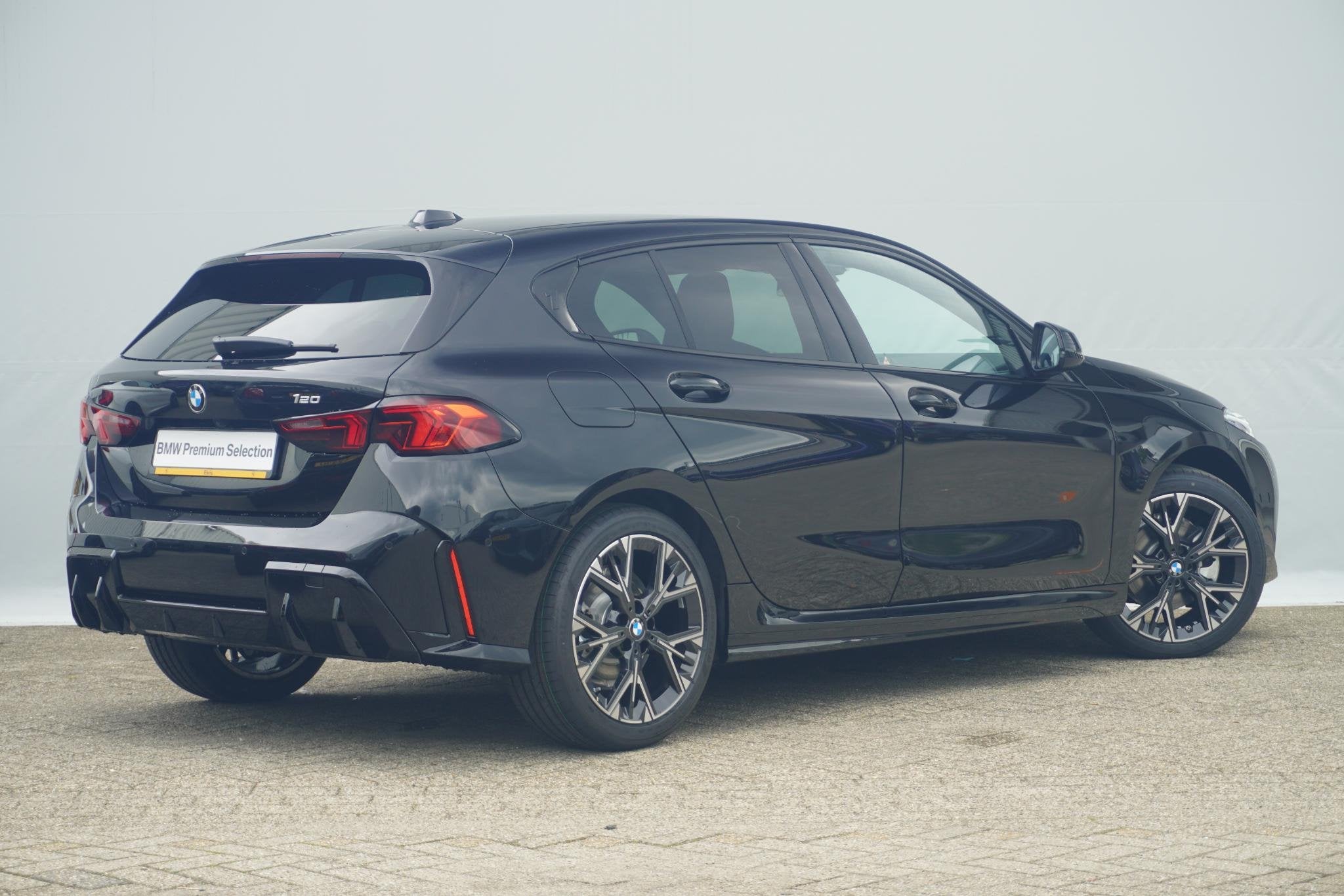 BMW 1 Serie 120 | M Sportpakket | Harman Kardon | Comfort Ac, Met garantie (alle), Zwart, Origineel Nederlands, Bedrijf