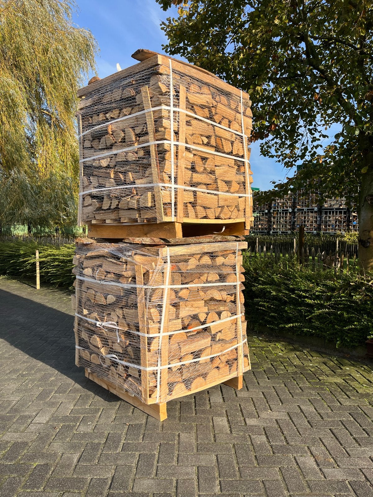 Gestapeld brandhout op pallets., 3 tot 6 m³, Ophalen of Verzenden, Overige houtsoorten, Blokken