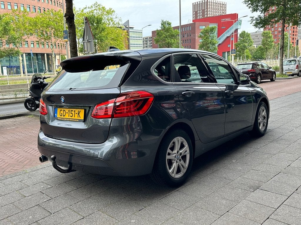 BMW 2-serie Active Tourer 218d Essential Automaat Navi, Auto's, Stof, Euro 6, 4 cilinders, 150 pk