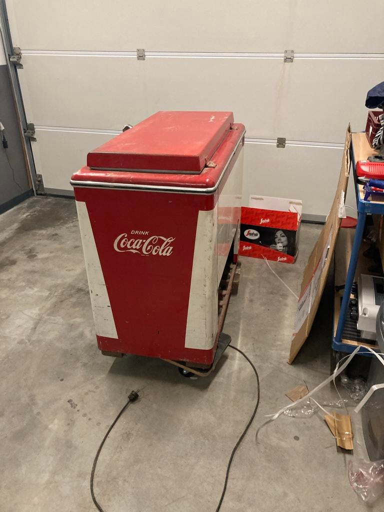 Coca-Cola Retro Koelkast met Bijpassende Lamp, 60 cm of meer, 100 tot 150 liter, Ophalen, 85 tot 120 cm
