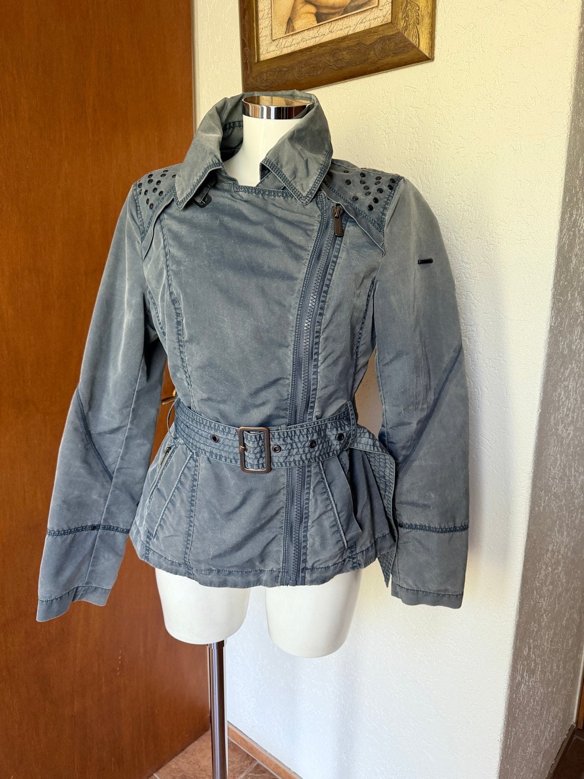 Reset spijkerjasje met studs en riem - Maat L, Kleding | Dames, Ophalen of Verzenden, Gedragen, Maat 42/44 (L), Grijs