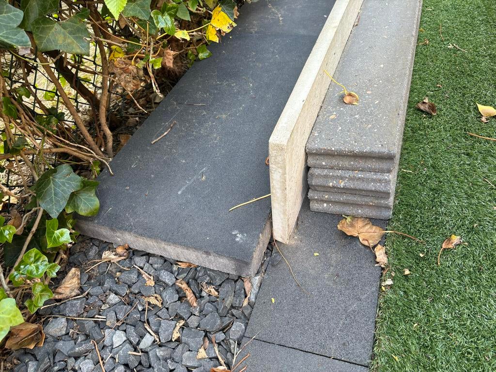 2 tegels, 1 betonplaat schutting, 3 bandjes, Tuin en Terras, Tegels en Klinkers, Ophalen, Zo goed als nieuw, Beton, Terrastegels
