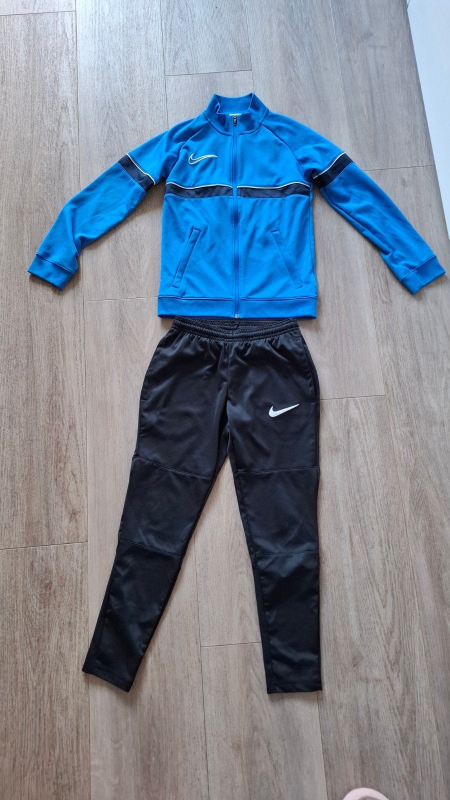 Trainingspak Nike, maat 122-128, Ophalen, Jongen of Meisje, Sport- of Zwemkleding, Zo goed als nieuw