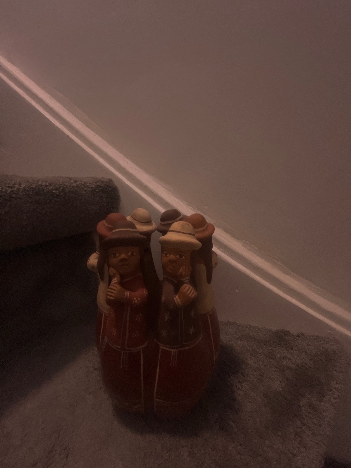Terracotta fluit met 3 lachende en 3 vragende gezichtjes, Ophalen