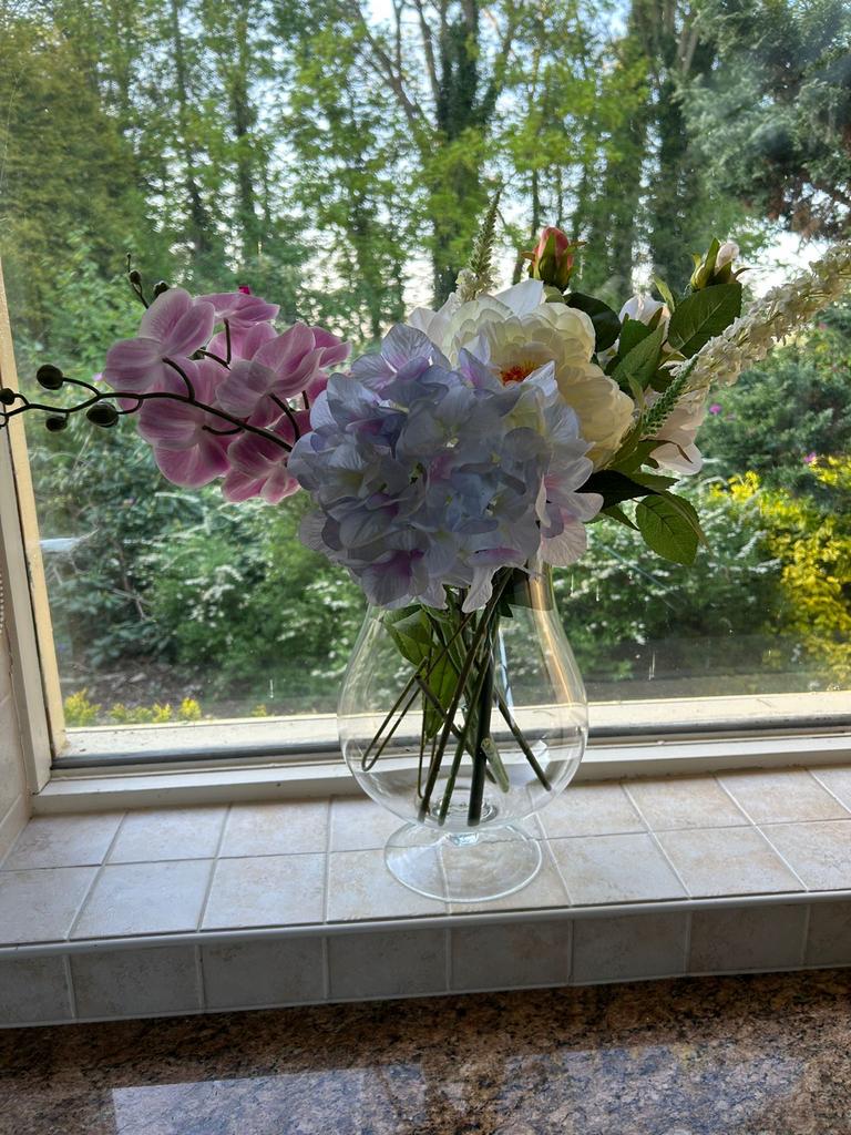 Prachtig Boeket Kunstbloemen in Glazen Vaas, Huis en Inrichting, Woonaccessoires | Vazen, Ophalen, Overige materialen, Overige kleuren