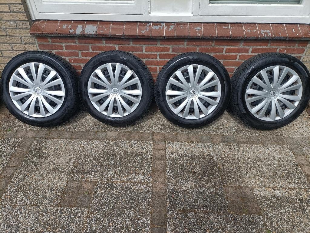 Bridgestone winterbanden met velgen en wieldoppen- 205/55R16, Ophalen, Gebruikt, 16 inch, Banden en Velgen
