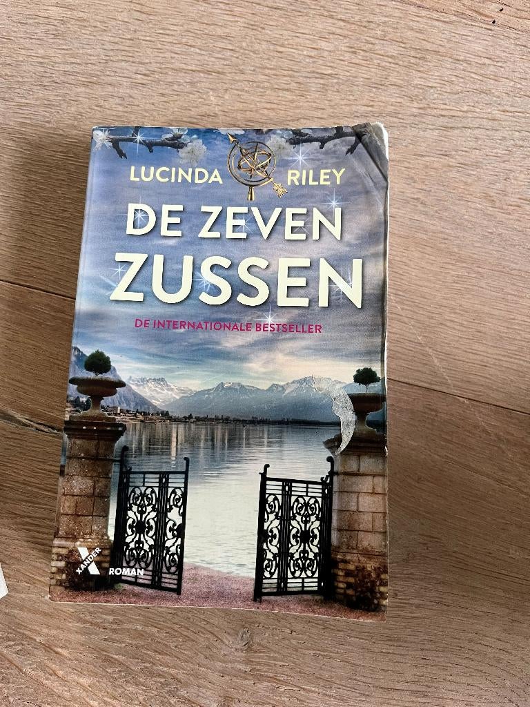 2 boeken  zeven zussen, deel 1 en deel 2 Storm, Boeken, Ophalen of Verzenden, Zo goed als nieuw, Lucinda Riley