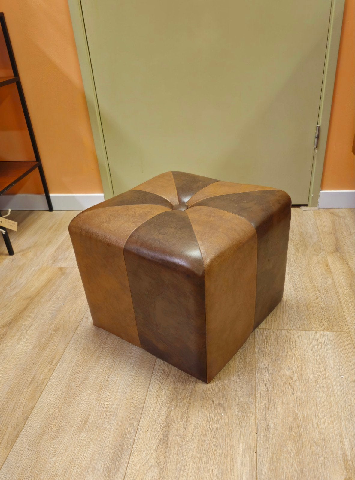 Skaileer Vintage Poef Hocker Krukje Bruin Cognac, Huis en Inrichting, Banken | Voetenbanken en Poefen, Minder dan 50 cm, Gebruikt