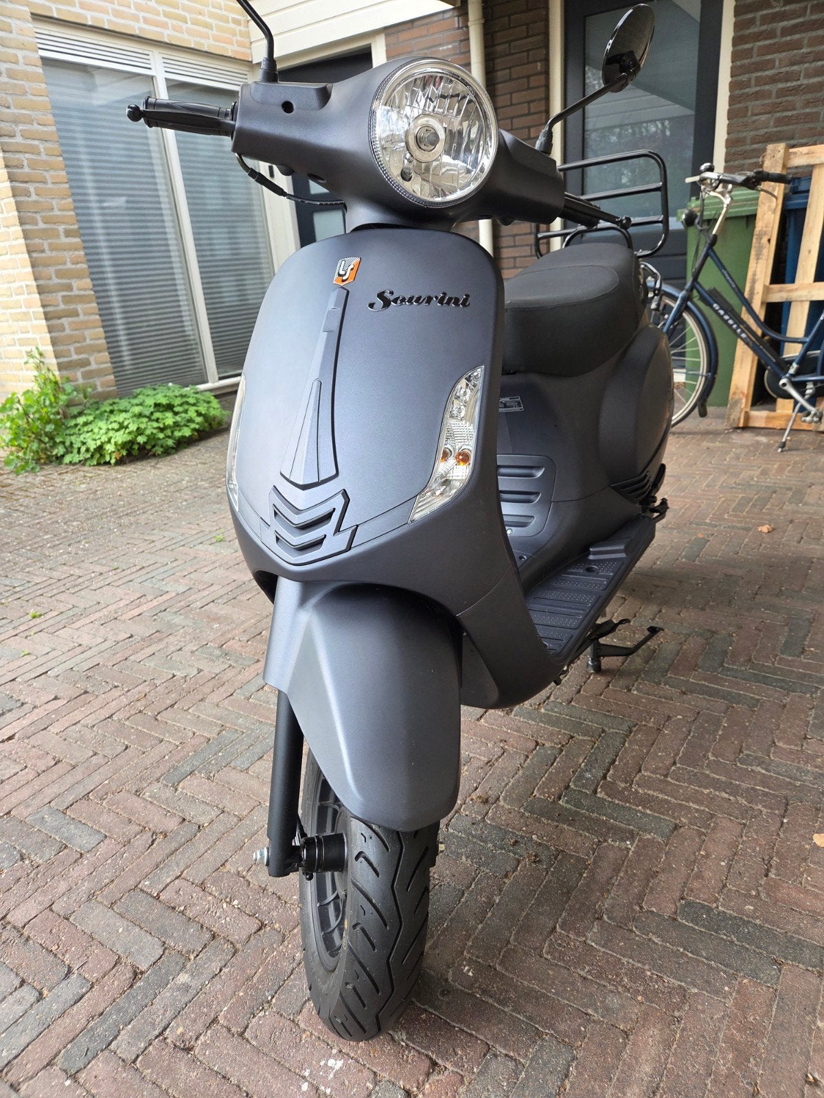 La Souris Sourini - mat grijs
(576 km gereden), Zo goed als nieuw, Benzine, Ophalen, Overige merken