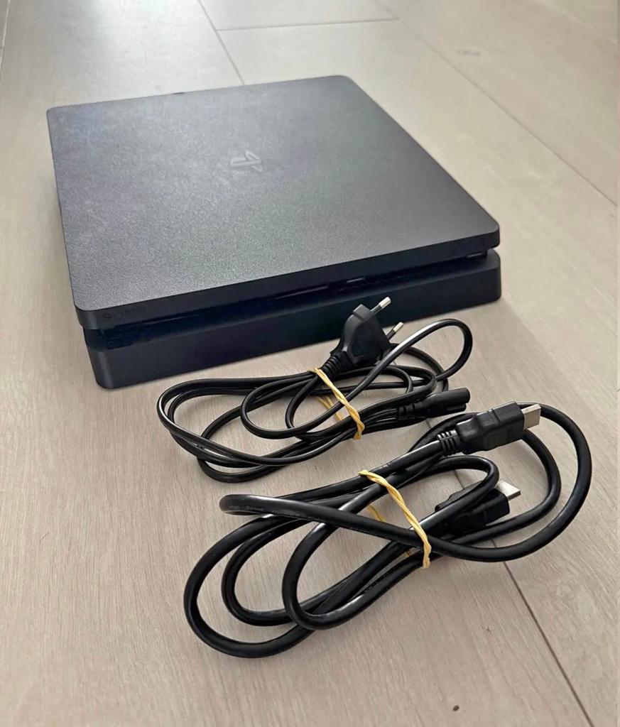 Playstaion 4 2 controllers met spelletjes gta 5 en ufc, Spelcomputers en Games, Ophalen of Verzenden, Zo goed als nieuw, Met 1 controller