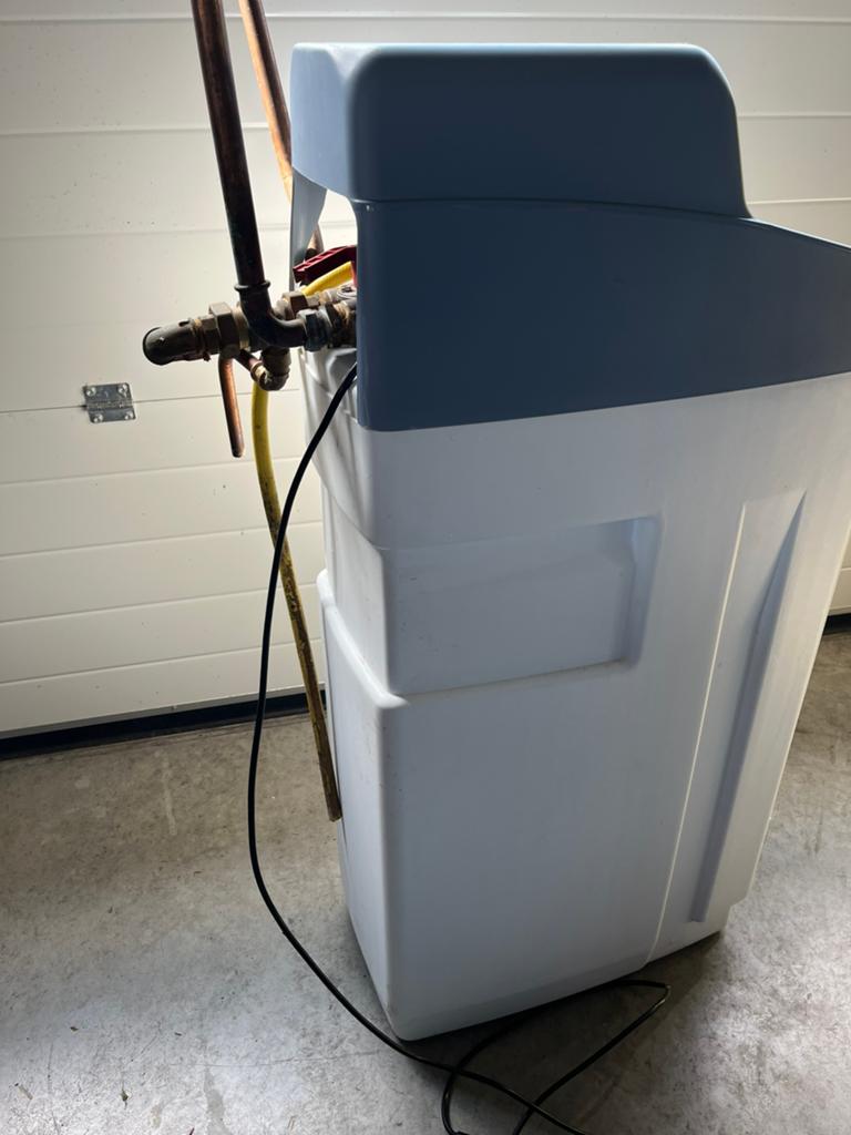 Waterontharder met Bypass en terugstroombeveiliging, Ophalen, Gebruikt, Waterontharder met zout